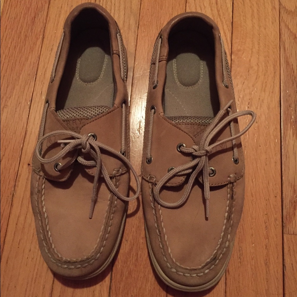 Woman’s sperry shoes